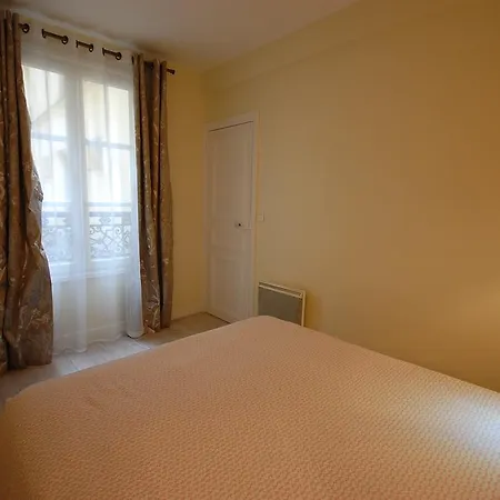 Close Champs Elysees. Apartment Paris