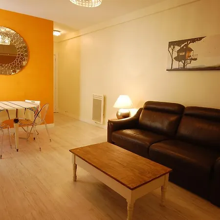 Close Champs Elysees. Apartment Paris