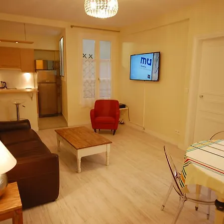 Close Champs Elysees. Apartment