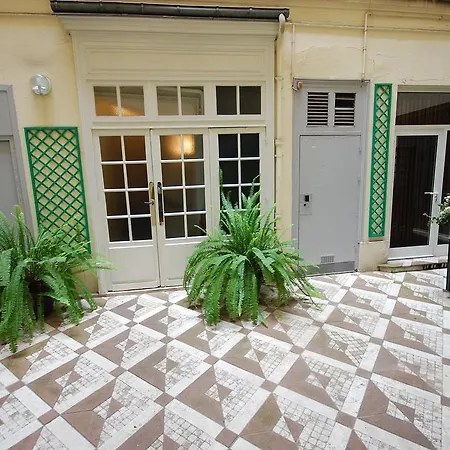Apartment Close Champs Elysees. Paris