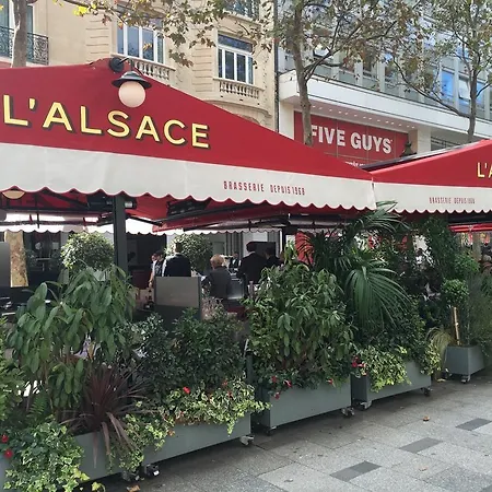 Close Champs Elysees. Apartment